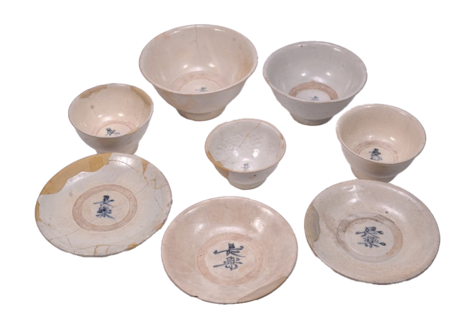 藏有“长乐”字样的碗盘，白釉蓝绘陶瓷，乐朝早期，15 - 16 世纪